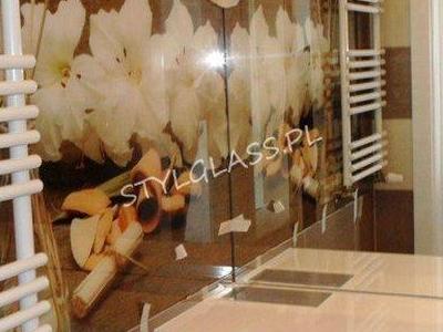 panel szklany ściany łazienkowe białe kwiaty na brązowym tle