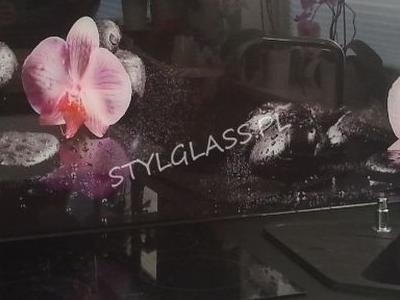 panel szklany osłona kuchenna kwiaty różowe na czarnym tle
